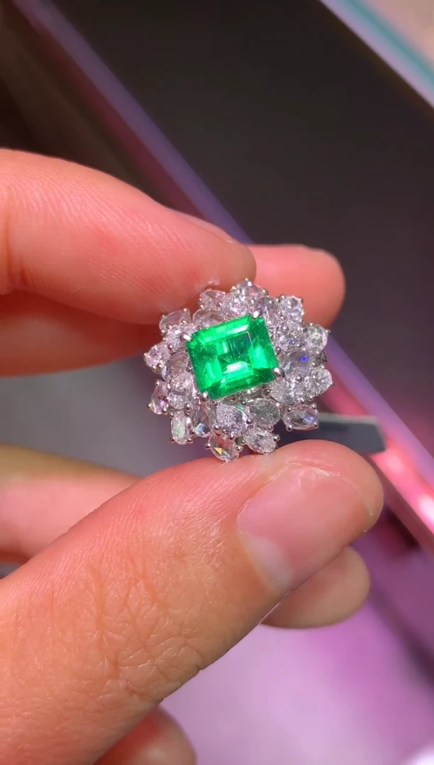 18K金镶嵌戒指祖母绿1.02CT