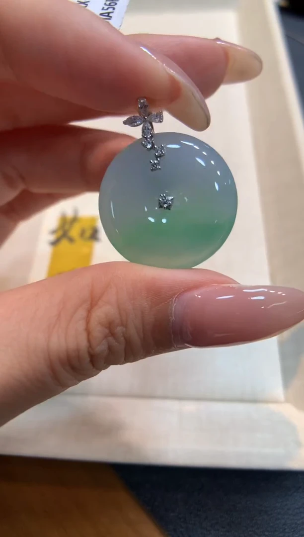 颈饰18K金镶嵌翡翠平安扣