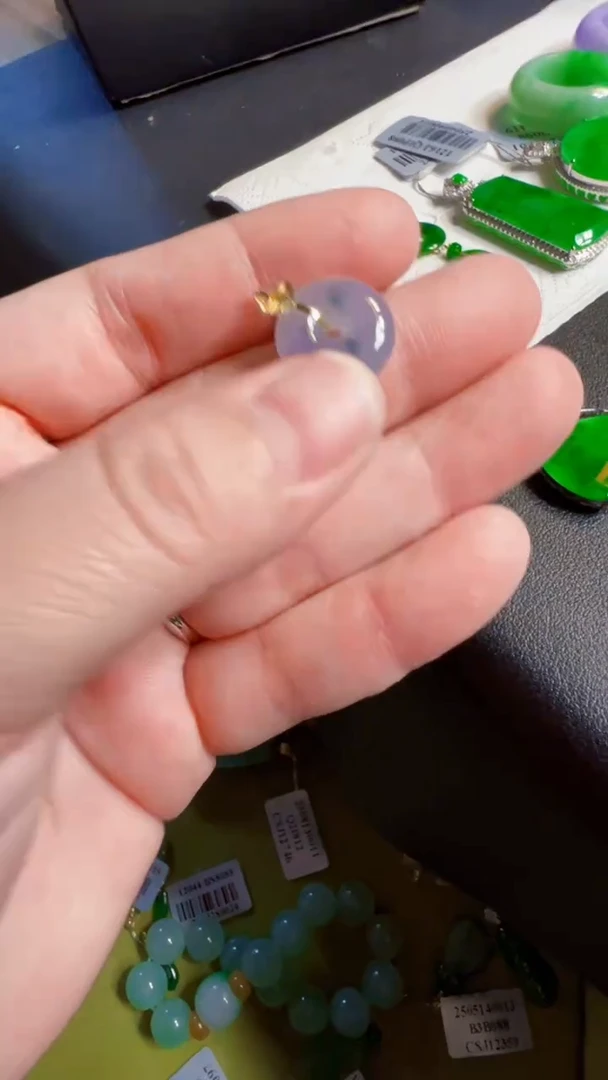 颈饰18K金镶嵌翡翠扣