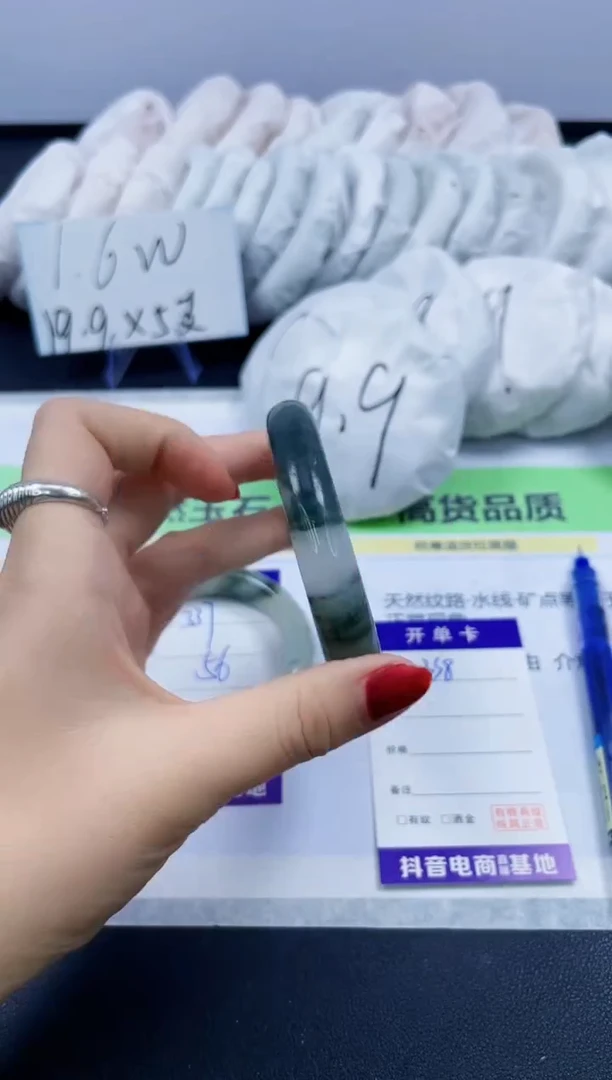 【闪购商品】石英质玉手镯未镶嵌338/60