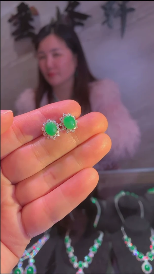 18K金镶嵌翡翠耳饰耳钉