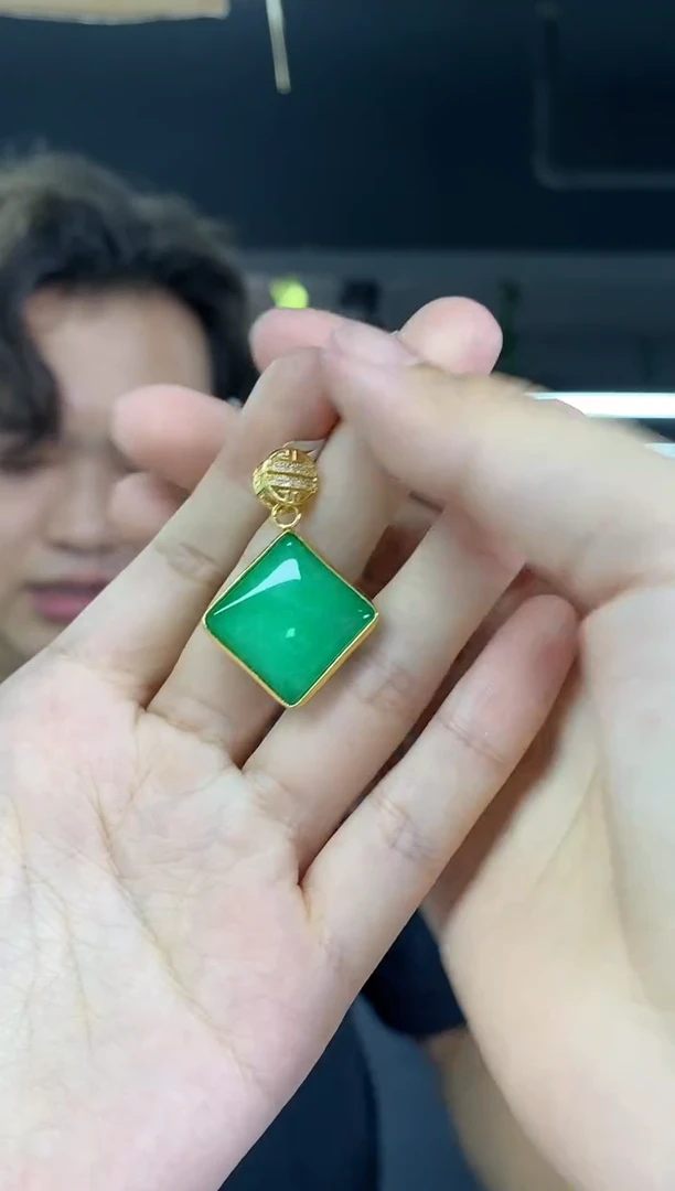 翡翠未镶嵌颈饰多样性发其一，颜色微差