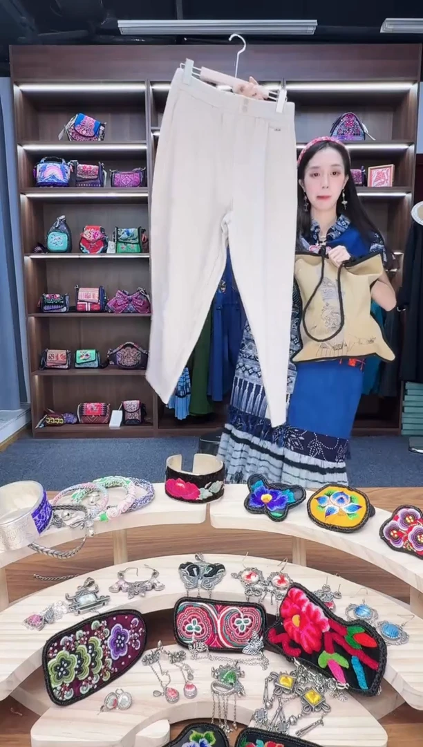 织绣小****?蒙阿苏苗绣传承店杏色