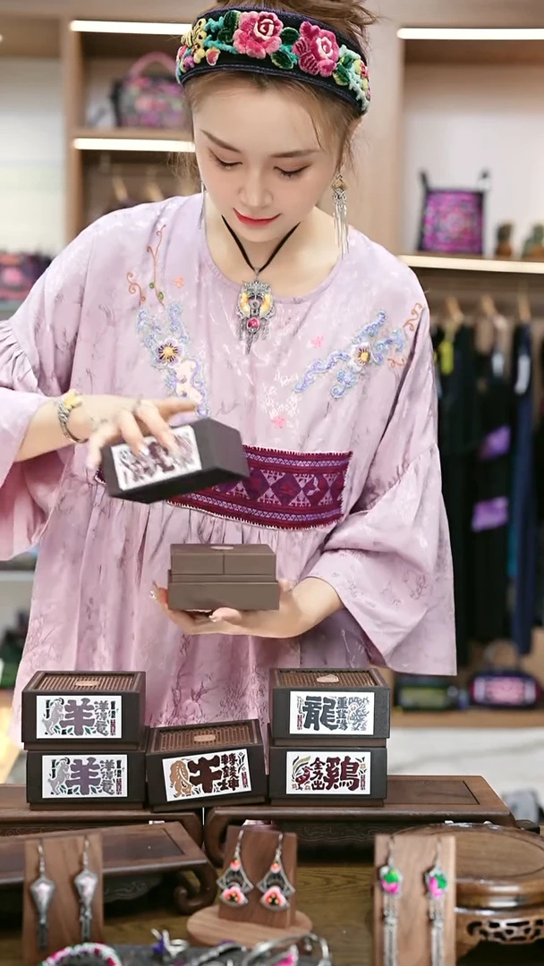 织绣L573（虎）黔东南苗族刺绣