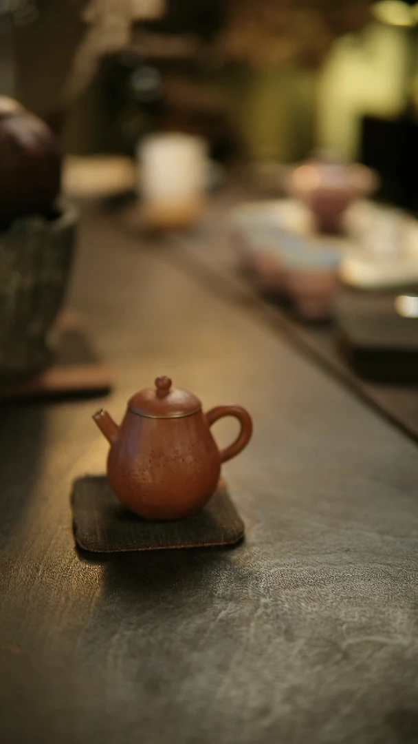 阿眠     马一鸣手捏朱泥壶乐尽天真