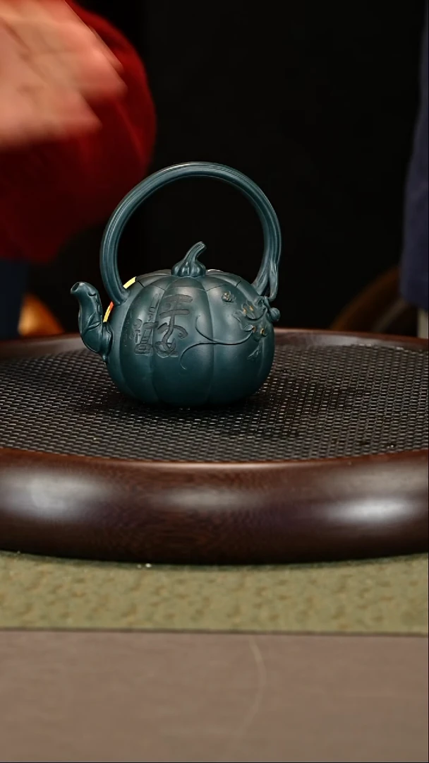 茶壶紫砂61 徐秀文 绿泥 提梁南瓜（锡良顾氏)  240cc
