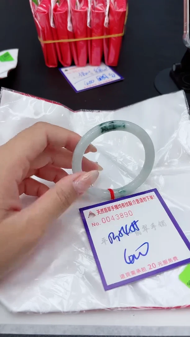 翡翠手镯未镶嵌1