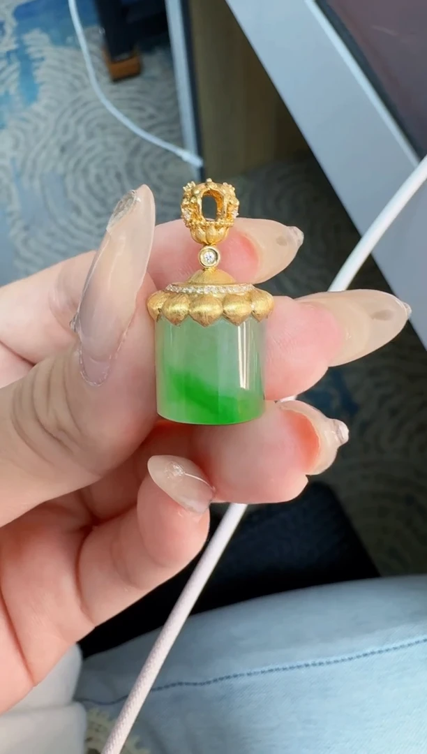 翡翠18K金镶嵌吊坠(不含链)缅甸A货翡翠