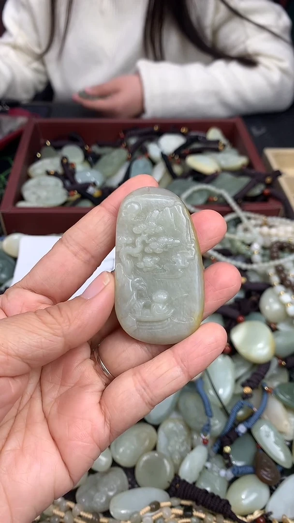 颈饰未镶嵌和田玉（多样性发一件）没有证书有瑕