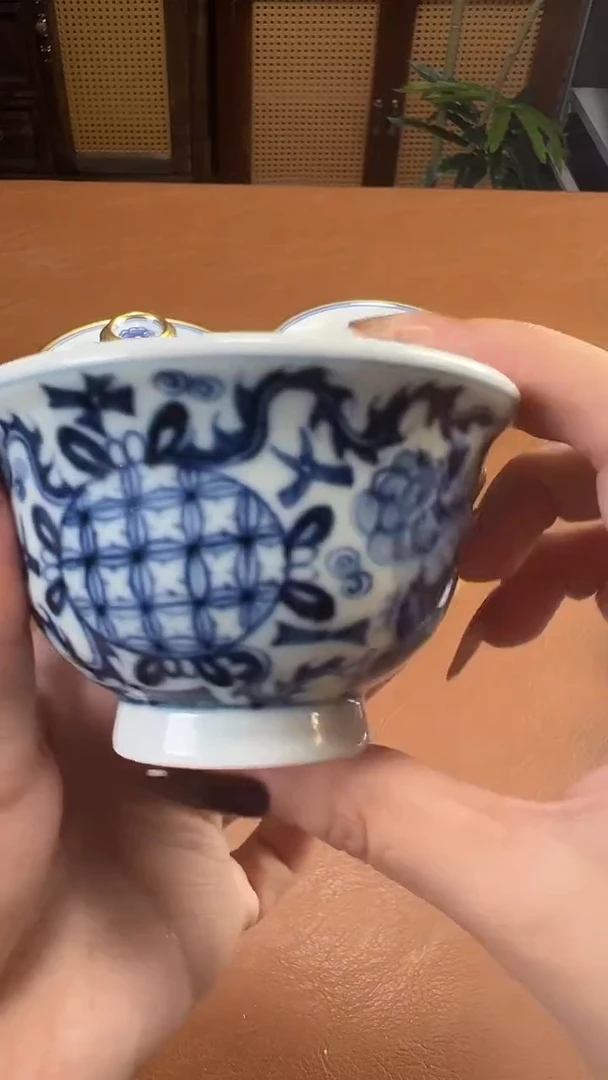元青花双狮压手杯