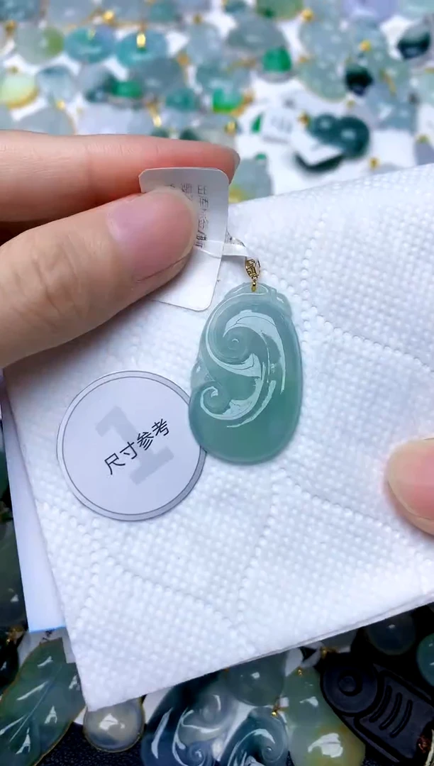 颈饰18K金镶嵌翡翠天然A货翡翠