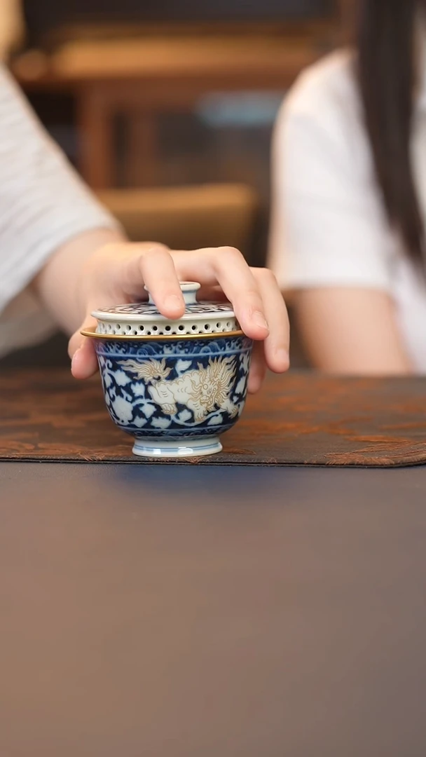 成蕴窑暗刻貔貅牡丹盖碗