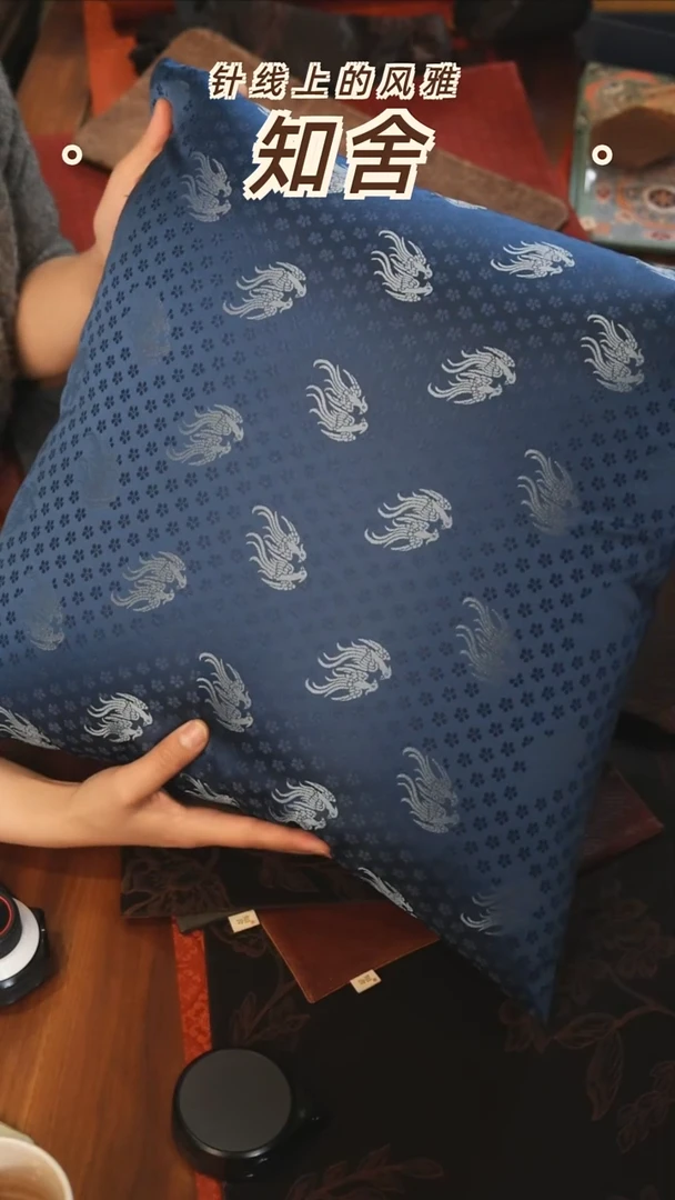 方形抱枕············