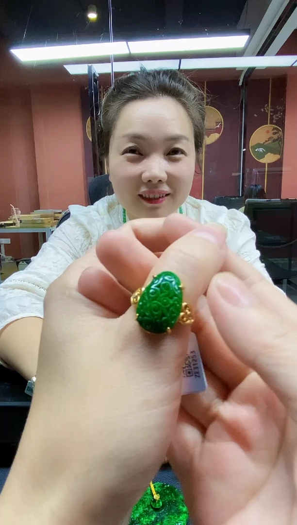 颈饰未镶嵌翡翠戒指
