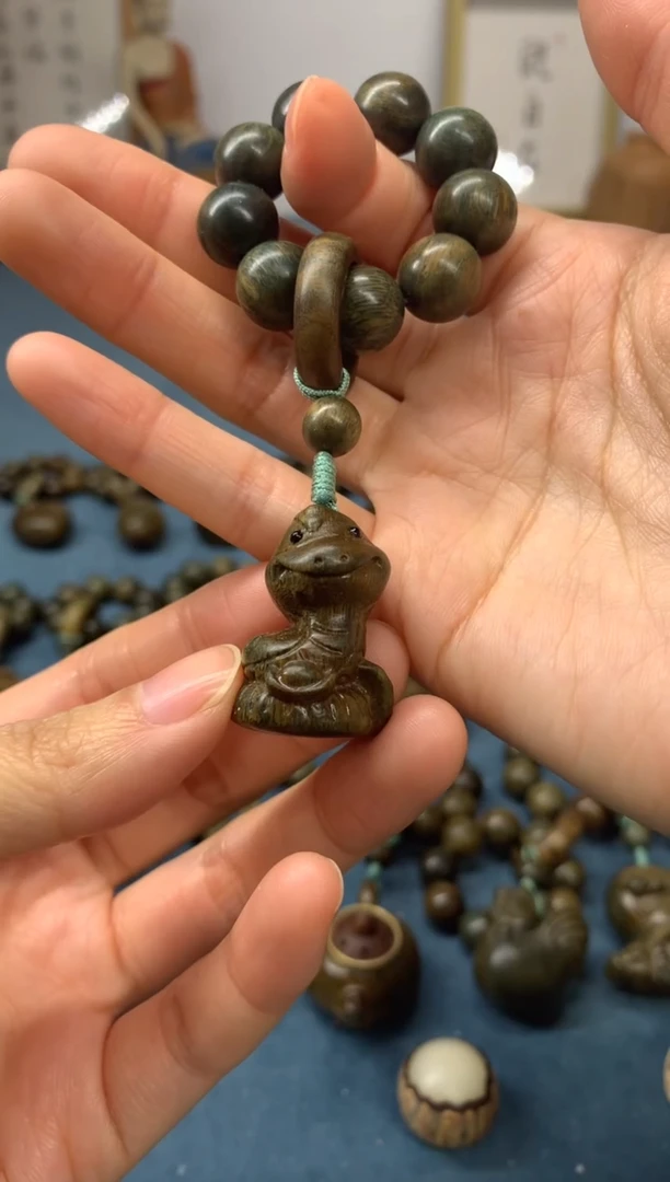 【闪购商品】维腊木（绿檀）把件 招财蛇 盘玩件