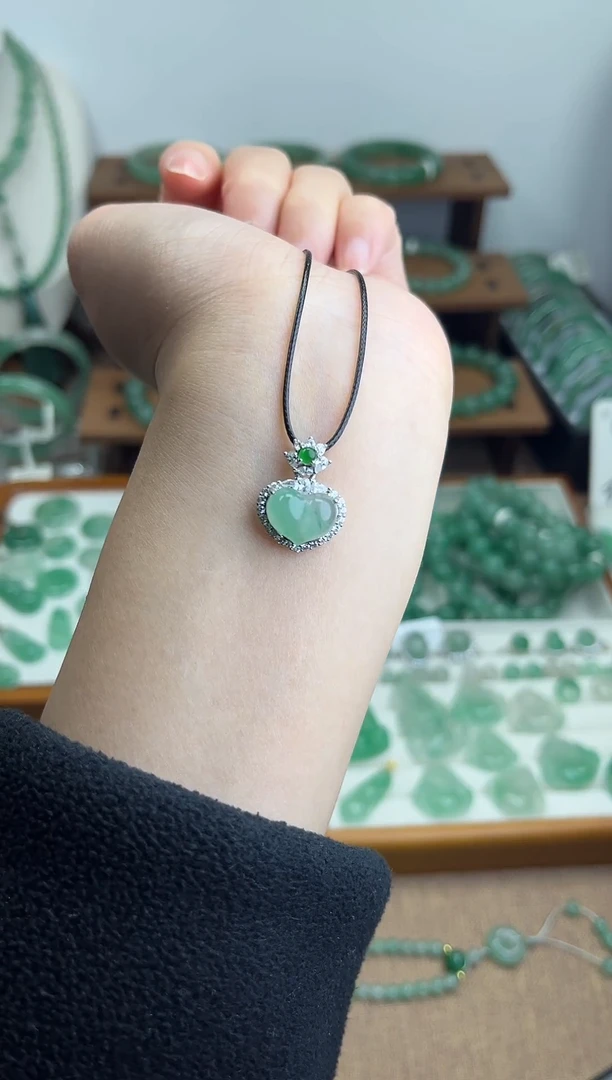 吊坠(赠链)银S925镶嵌石英质玉（非洲翠）桃心·