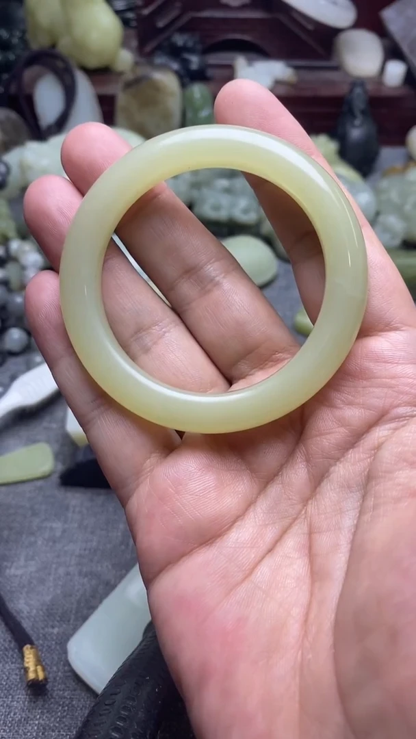 颈饰未镶嵌和田玉黄口手镯54圈口