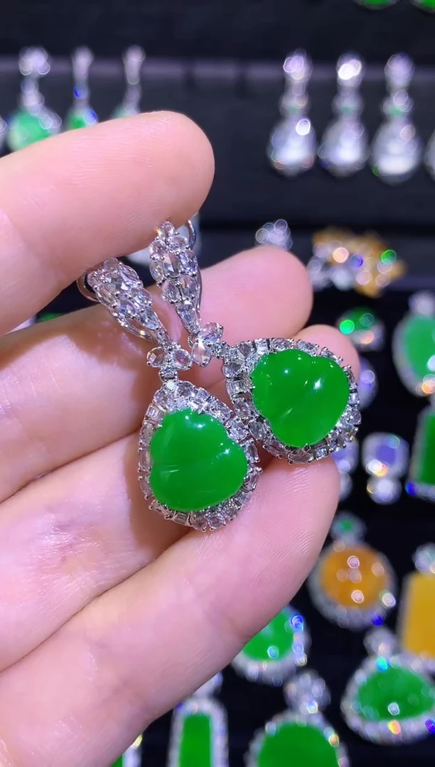 18K金镶嵌翡翠耳坠开盖满阳绿葫芦耳坠