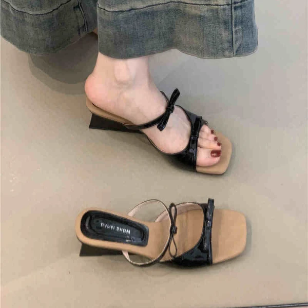 DPX-H3893坡跟甜美蝴蝶结一字拖鞋夏外穿法式仙女风漆皮凉拖鞋女