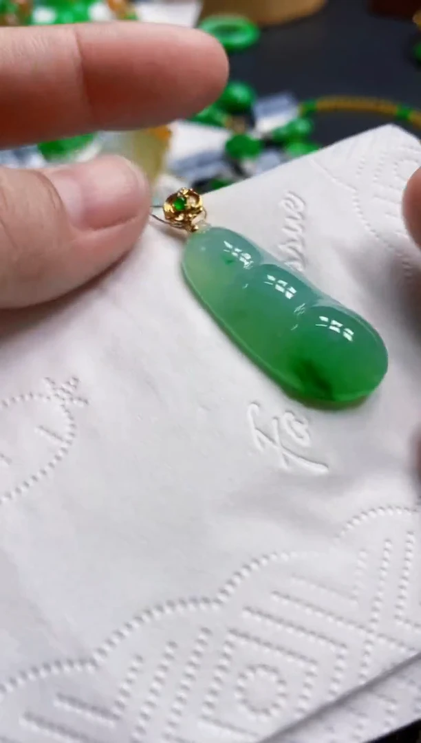 翡翠18K金镶嵌颈饰豆