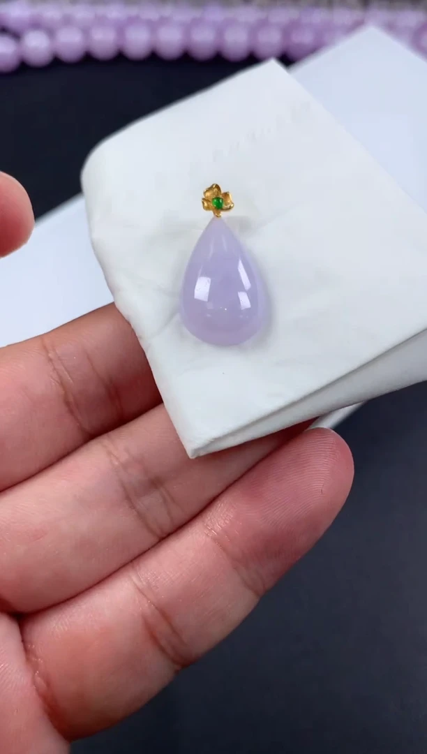 颈饰18K金镶嵌翡翠世****迹翡翠