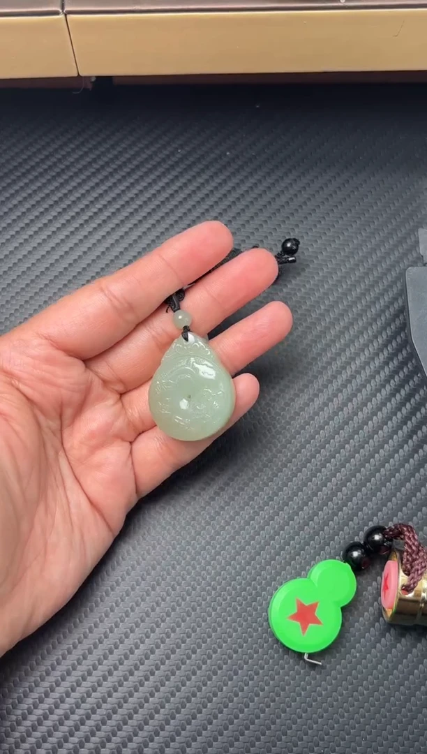 吊坠(赠链)未镶嵌和田玉且末微色差近矿吊坠m