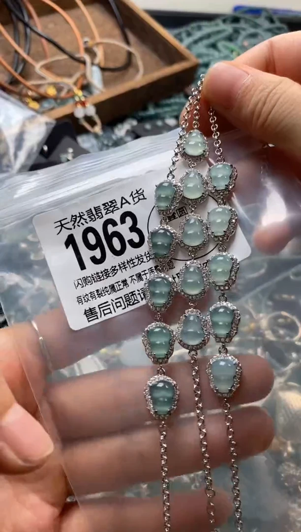 翡翠未镶嵌颈饰多样性发其一1963