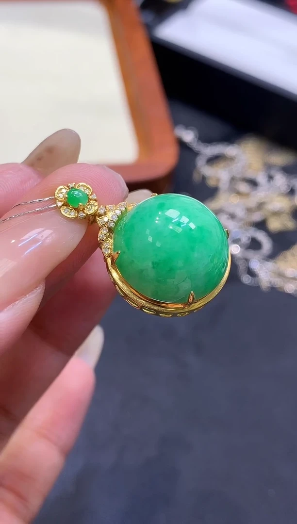 18K金镶嵌挂件翡翠蛋面