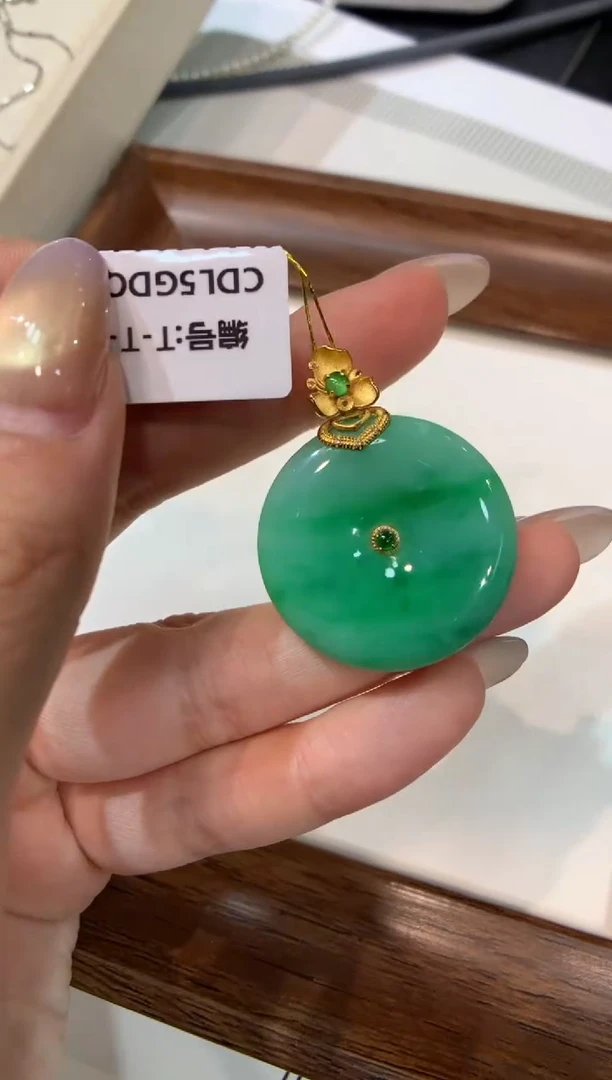 颈饰18K金镶嵌翡翠平安扣