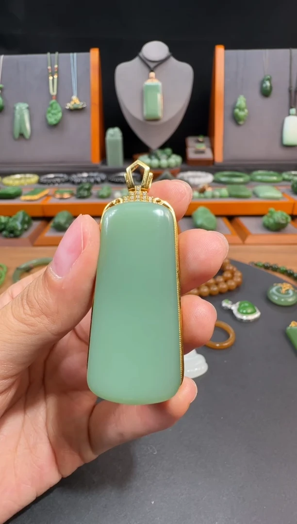 颈饰18K金镶嵌和田玉1