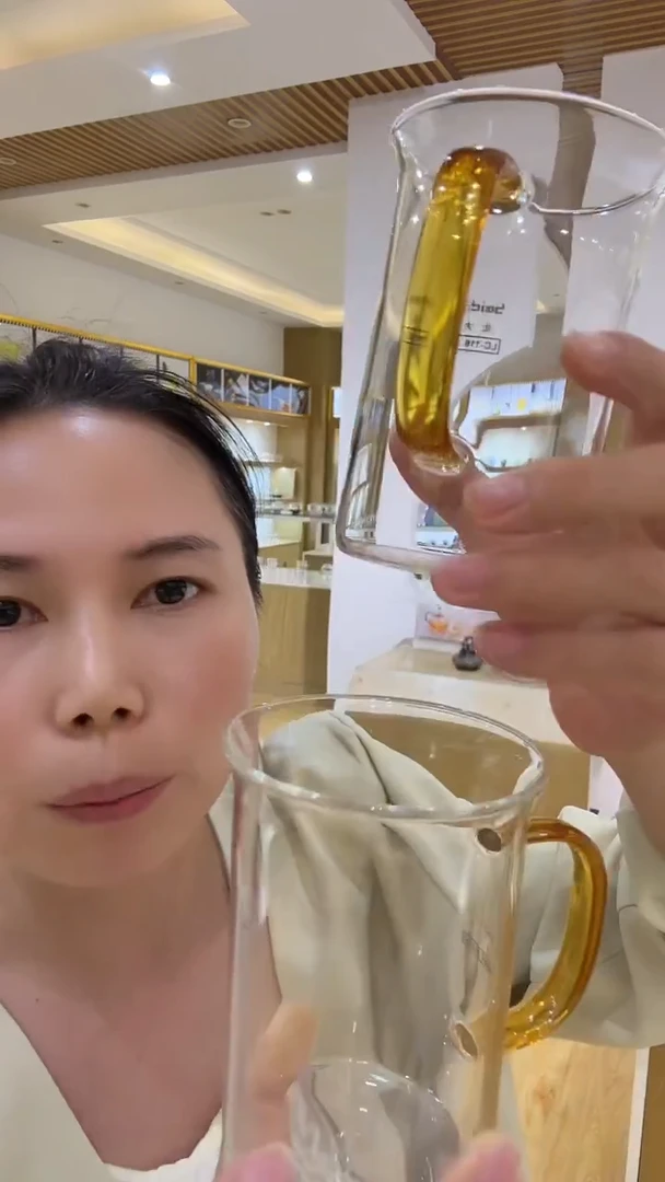 两只北大史绿茶杯
