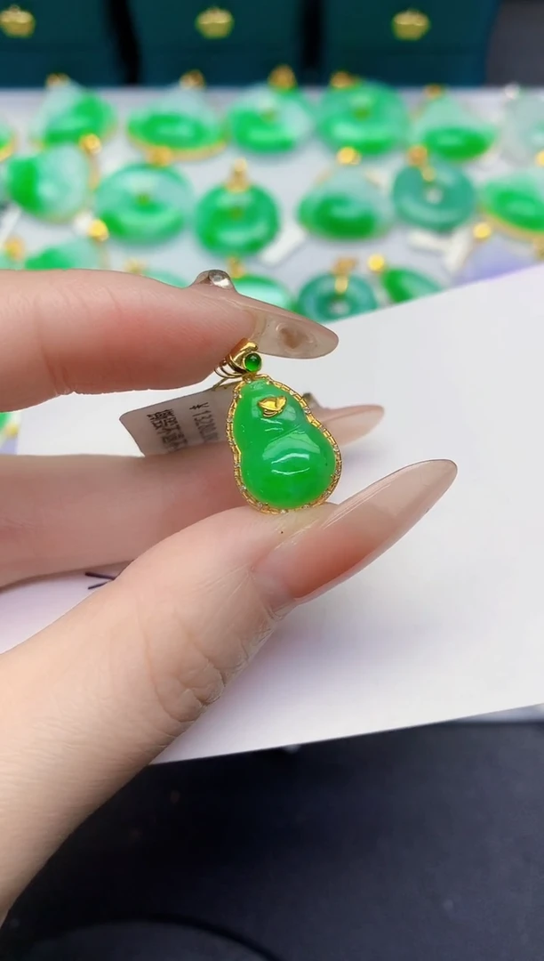 颈饰18K金镶嵌翡翠缅甸天然翡翠A货