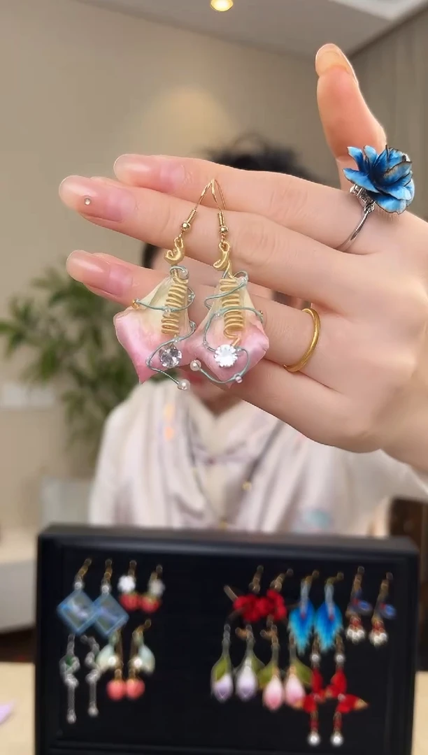 刺绣粉色马蹄莲绒花耳环