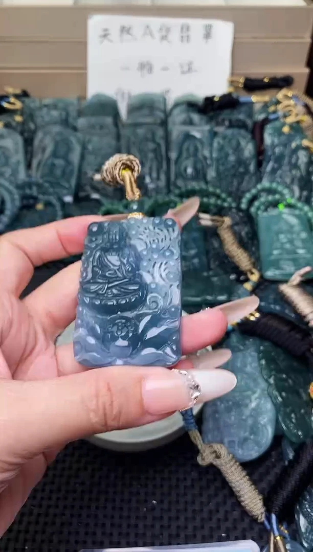 颈饰未镶嵌翡翠