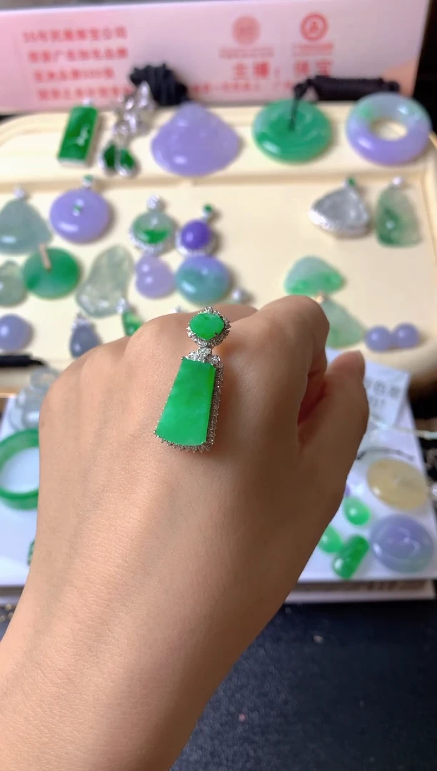 吊坠(不含链)18K金镶嵌翡翠我***在吊坠