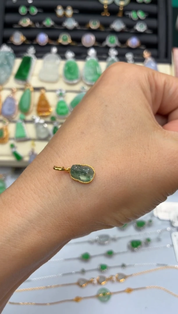 颈饰18K金镶嵌翡翠天然翡翠A货