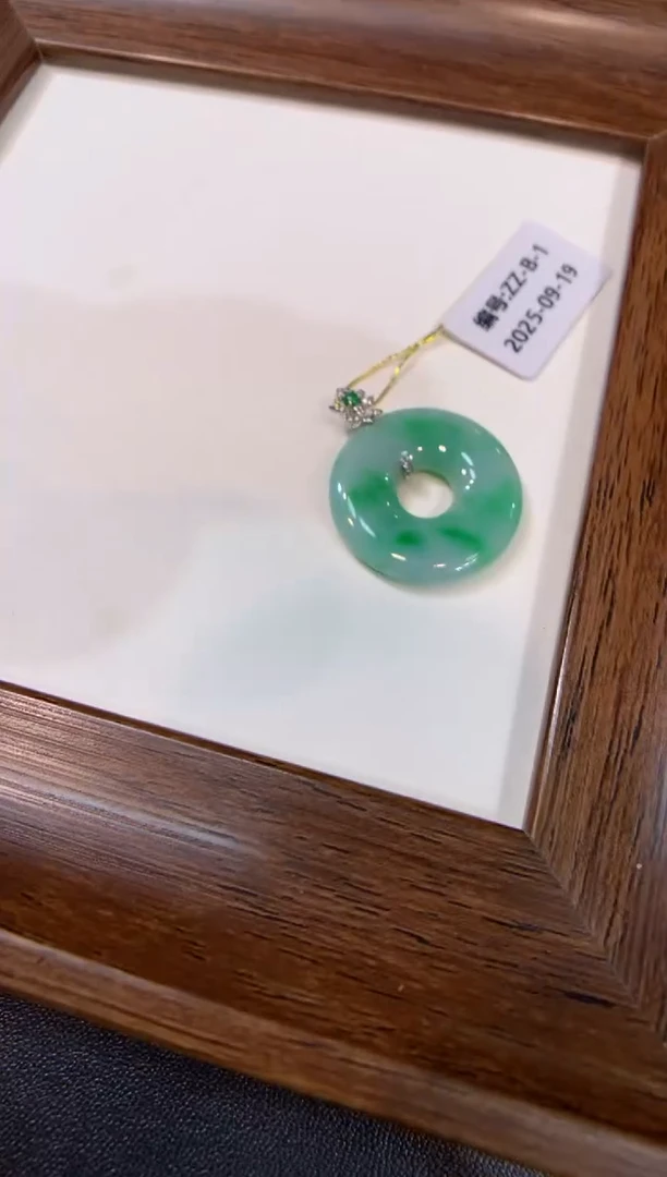颈饰18K金镶嵌翡翠甜甜圈