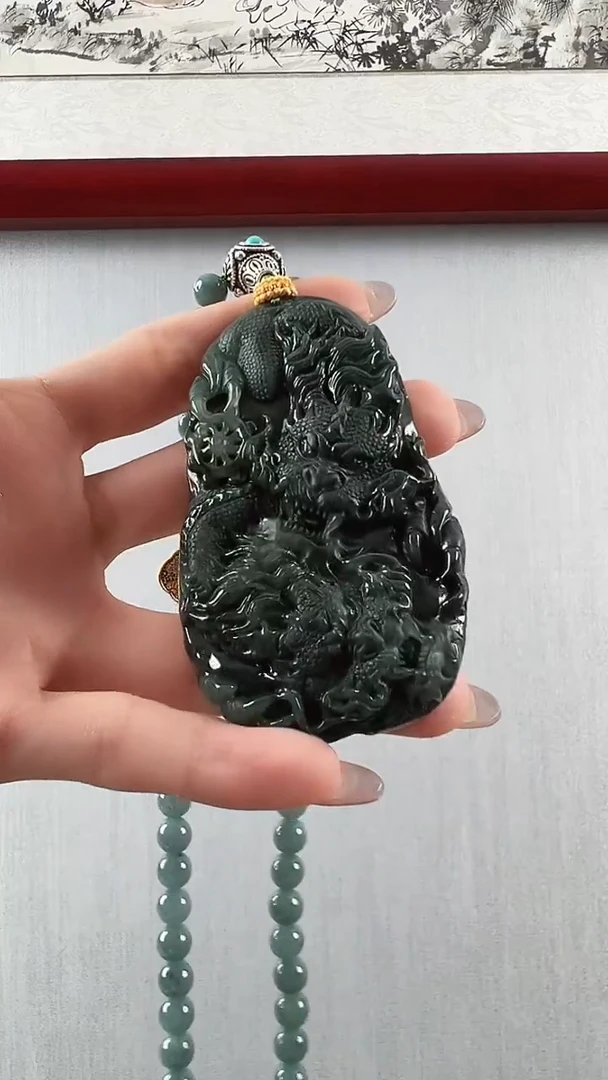 翡翠未镶嵌颈饰龙