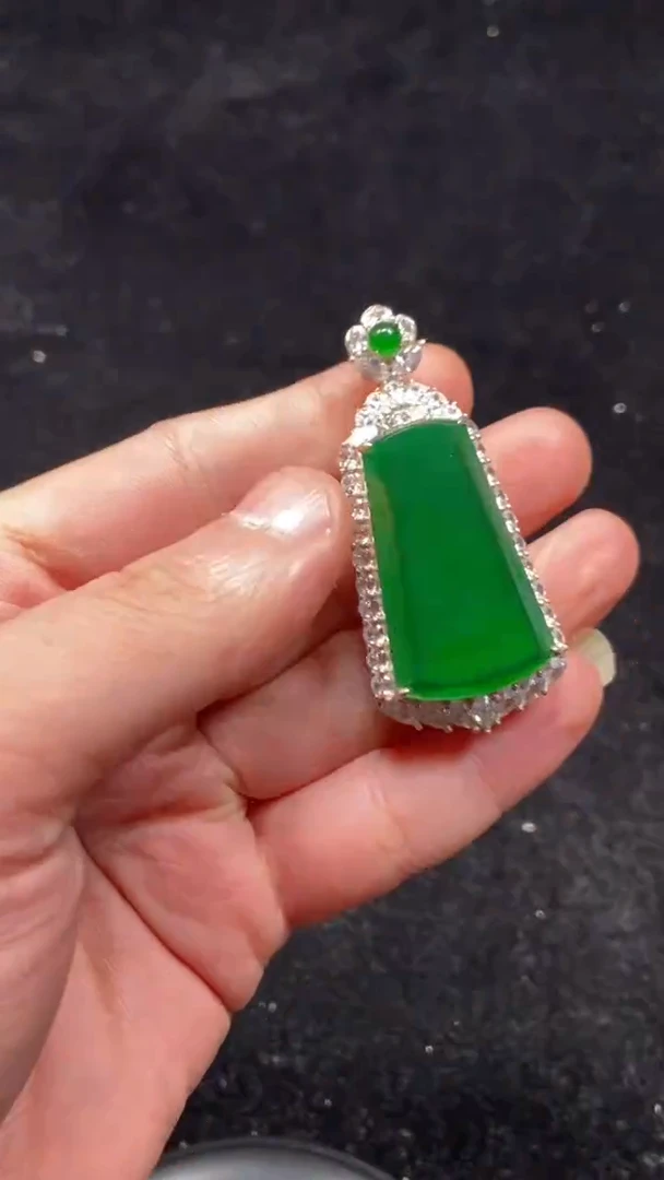 吊坠(赠链)未镶嵌翡翠吊坠49