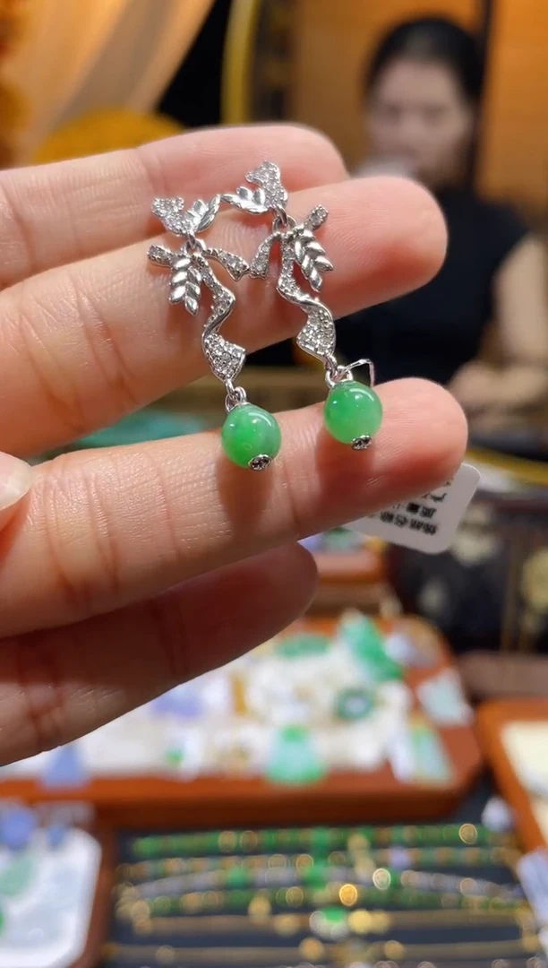 颈饰未镶嵌翡翠耳钉