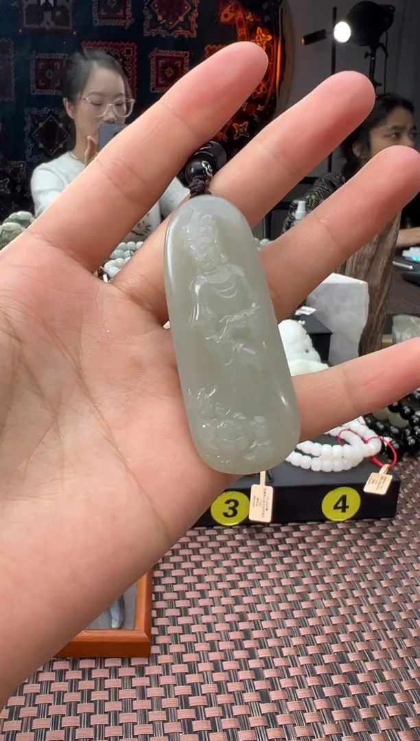 吊坠(赠链)未镶嵌和田玉且末料青白玉吊坠