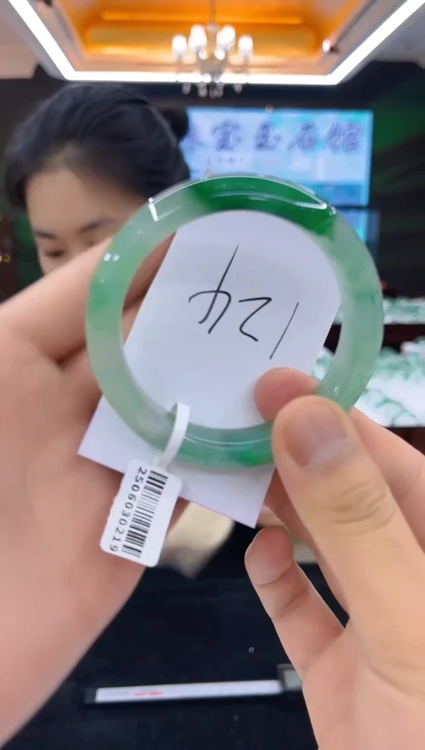 石英质玉（非洲翠）手镯未镶嵌飘花手镯