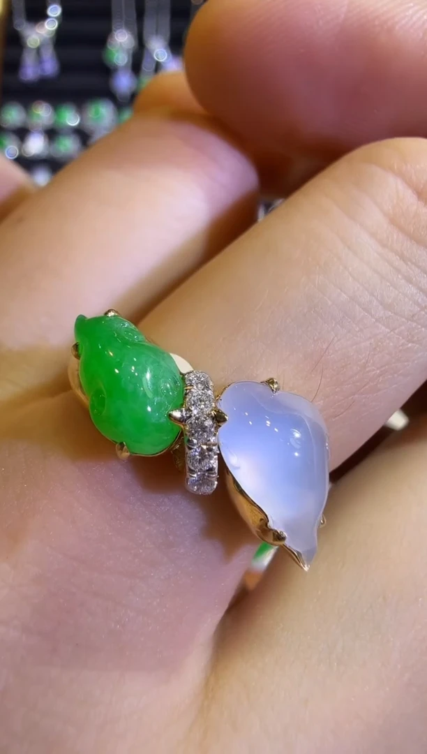 翡翠戒指18K金镶嵌双色海豚蛋面戒指