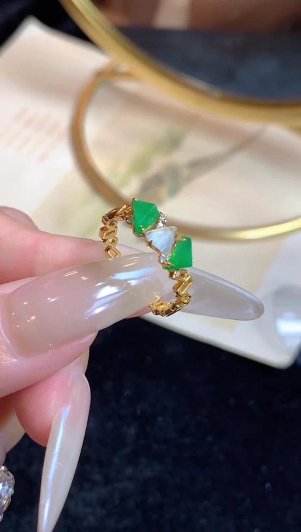 翡翠戒指18K金镶嵌翡翠戒指