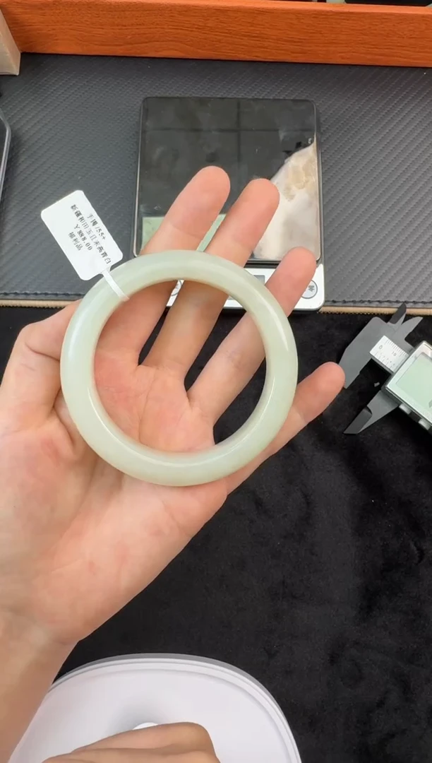 和田玉手镯未镶嵌和田玉且末高青白手镯55+