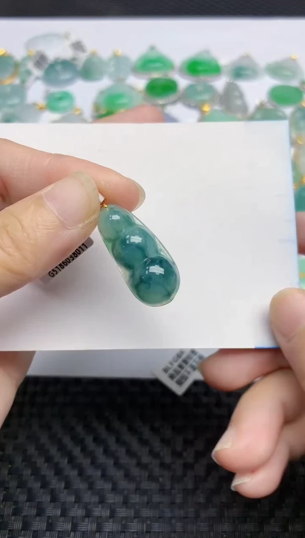 翡翠18K金镶嵌颈饰天然翡翠A货