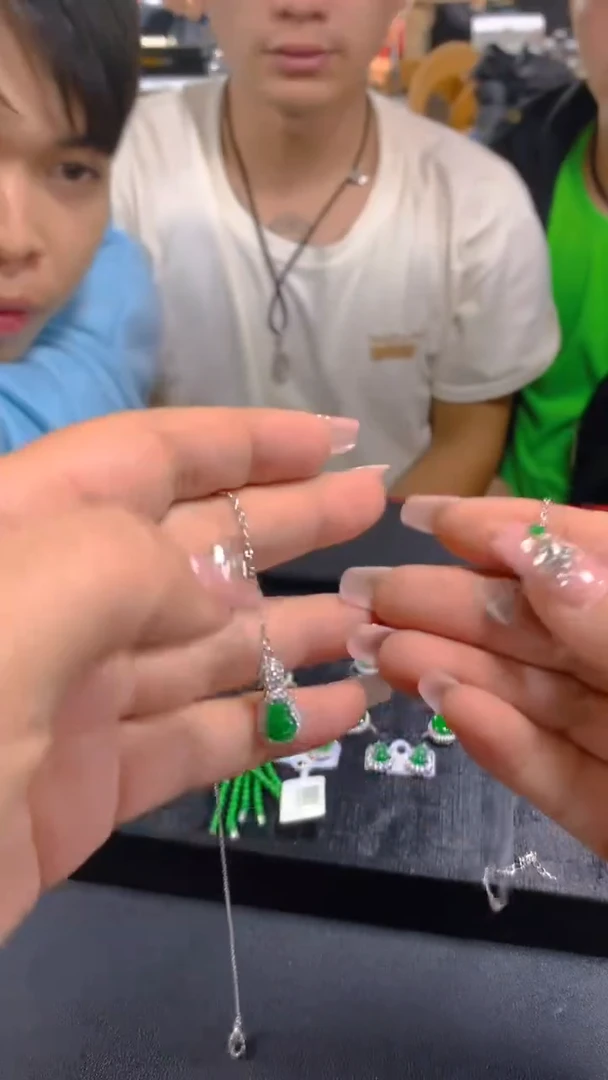 【闪购商品】翡翠吊坠(赠链)未镶嵌0229693652多样性发其一