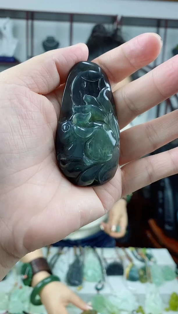 未镶嵌岫玉颈饰1