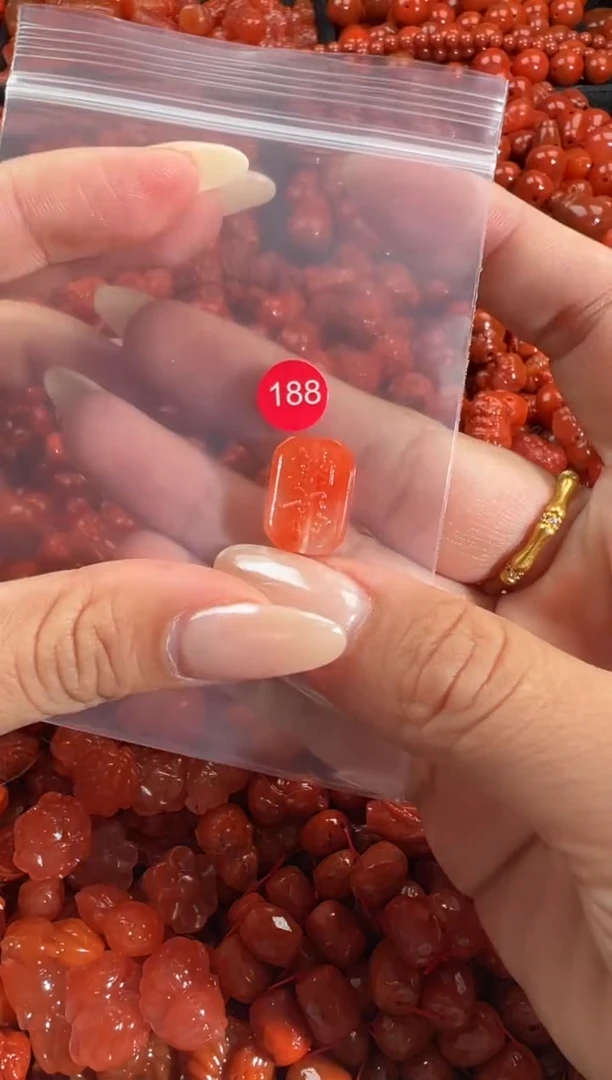 颈饰未镶嵌南红玛瑙1