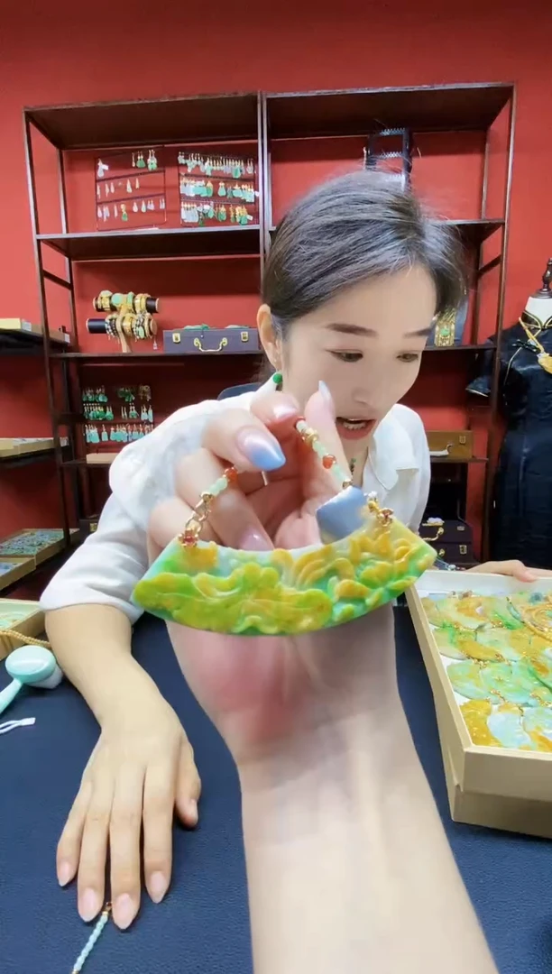 颈饰未镶嵌翡翠吊坠